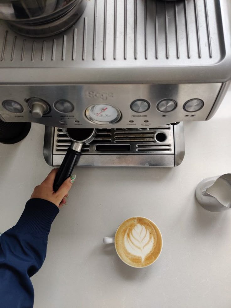 Coffe machine, simple, minimalistic, latte art