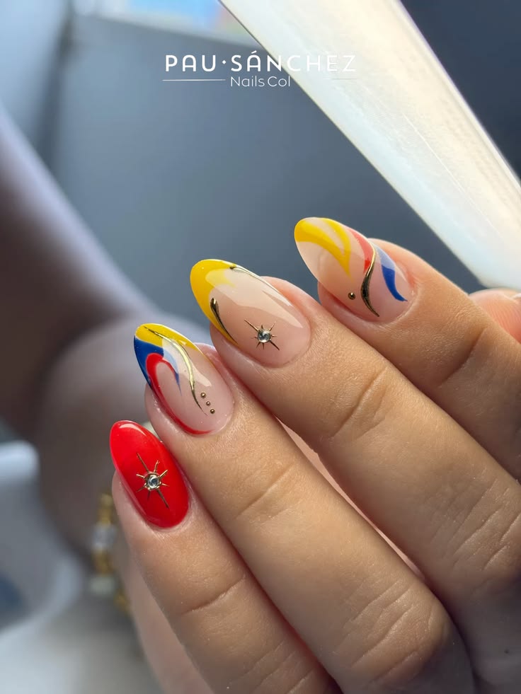 Uñas cortas almendradas con diseño de Colombia #uñasalmendra