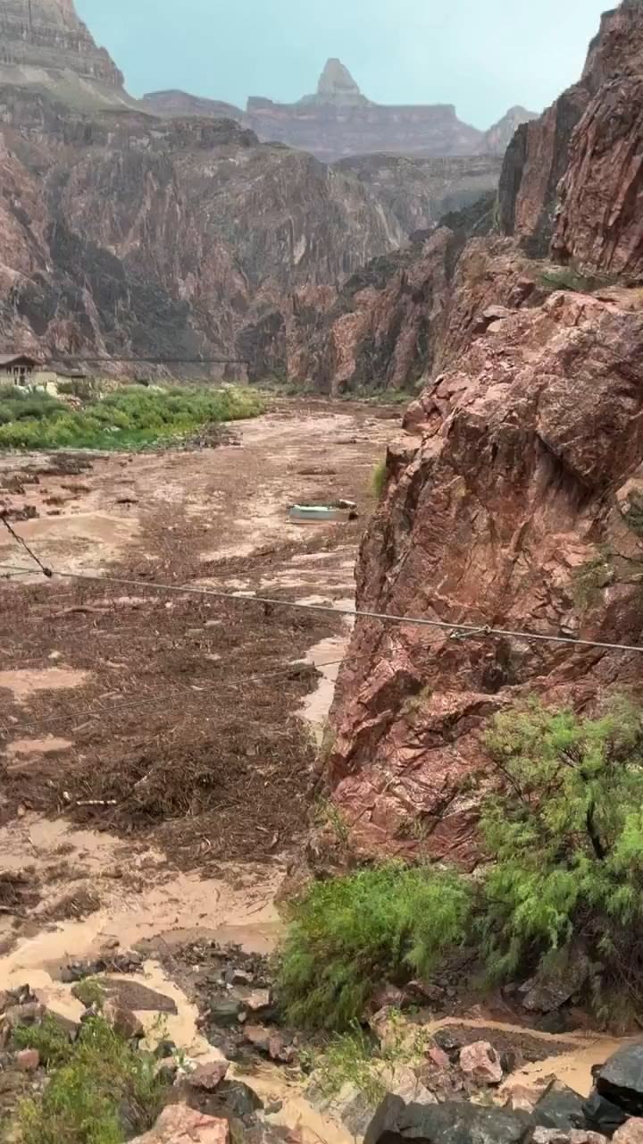 Grand Canyon flash flood 😮

A flash flood tears through the 