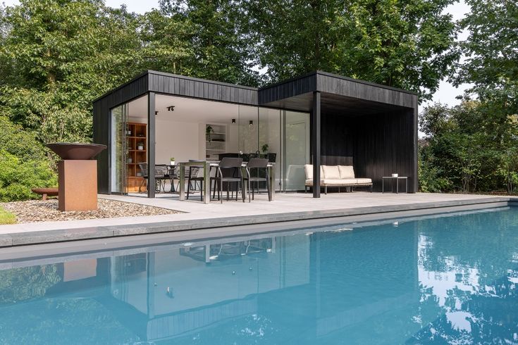 Découvrez un confort ultime avec ce poolhouse exclusif, conç