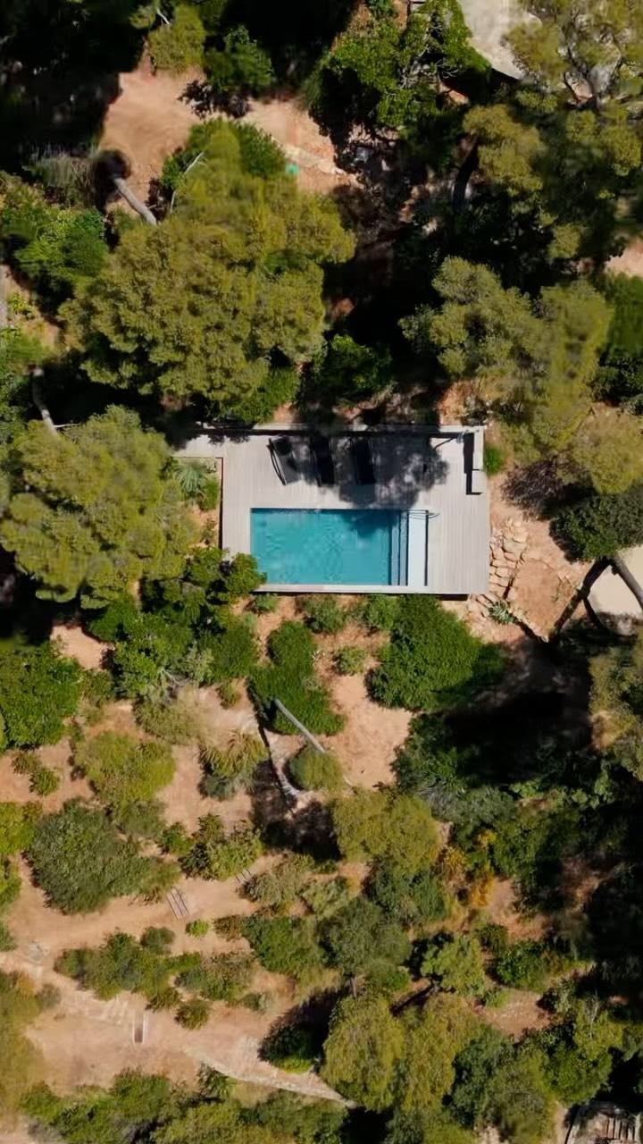 La lumière au zénith, l’eau pour seul horizon.

Un jardin mé
