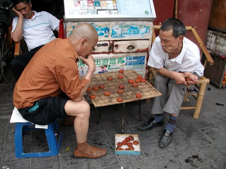 Playing chess in Chengdu -- Leslie Wynn's picture