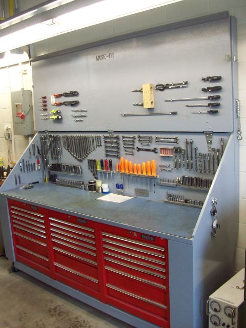 I like this idea of putting toolbox cabinets under a workben