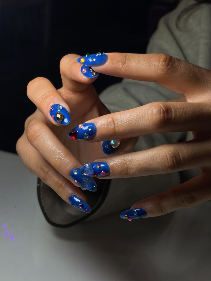 Full cristales para uñas maximalistas 💙
Nails x @mitch.nails