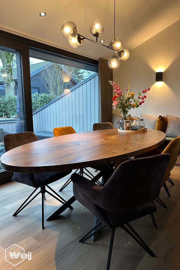 Eettafel

Amerikaans notenhout 40mm
Ovale vorm met afmeting 