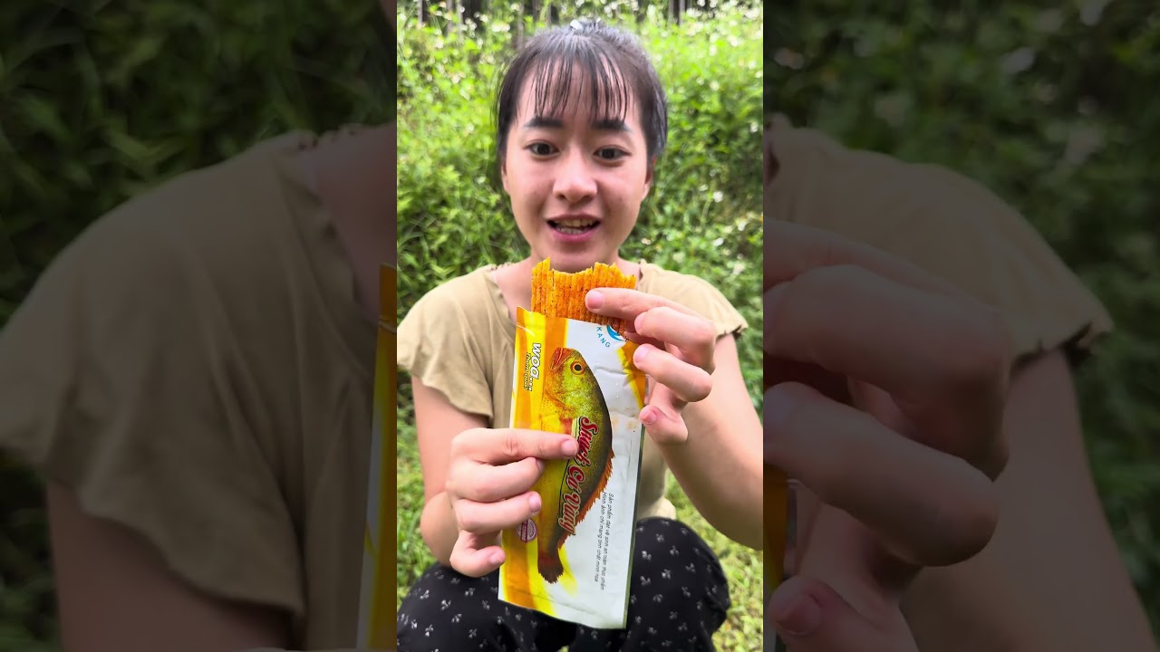How to eat candy without getting it stuck to your hands #bushcraft #survival #shorts