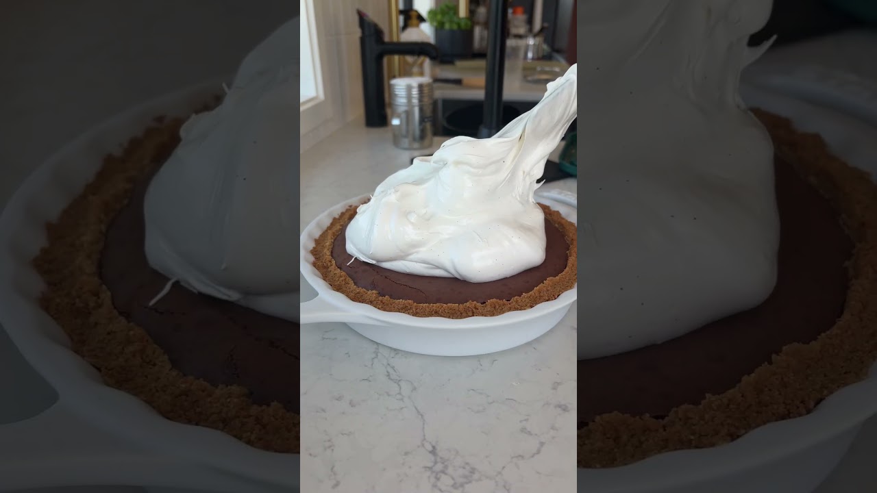 What's better than Smores? Smores Pie 🥧 🍫 #pie #smores #baking #recipe