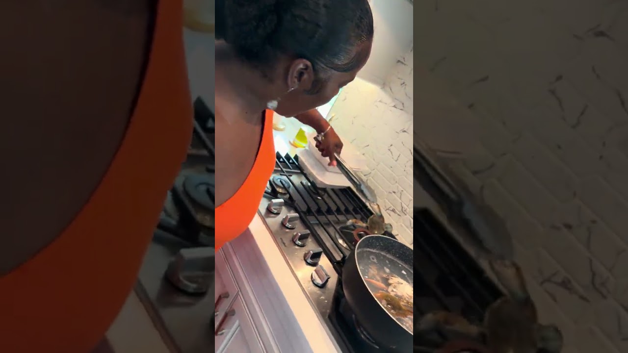 Mom cooking crabs turned around and this crab 🦀 did this😭 Watch til end #shorts