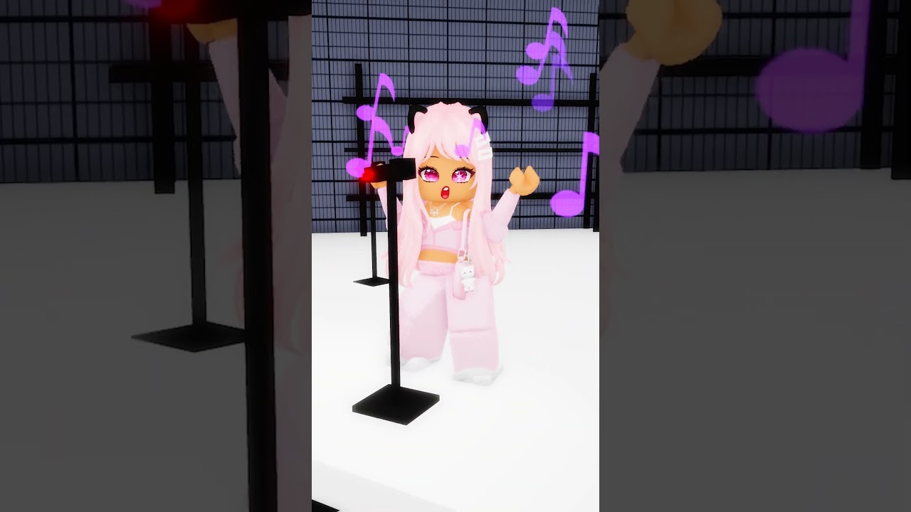 I saw a microphone and started singing..😇🎶#robloxshorts #roblox
