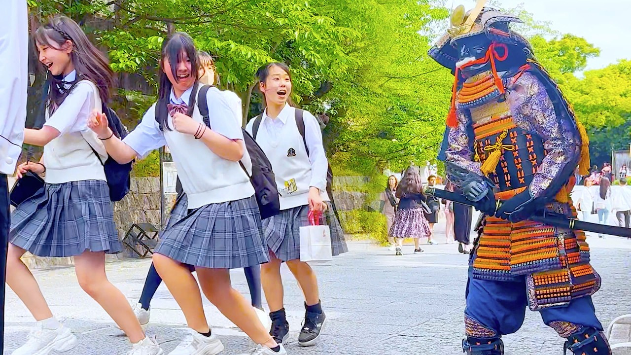 Students FREAK OUT at Moving Samurai Armor 😱 Kyoto Japan Prank #158