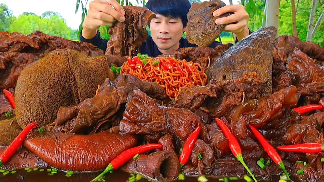 บะหมี่เผ็ดต้มเครื่องในวัวจิ้มซีฟู๊ดแกล้มพริกสดครับพี่น้อง ASMR MUKBANG EATING SHOW#โก้อีสานพาแดก 