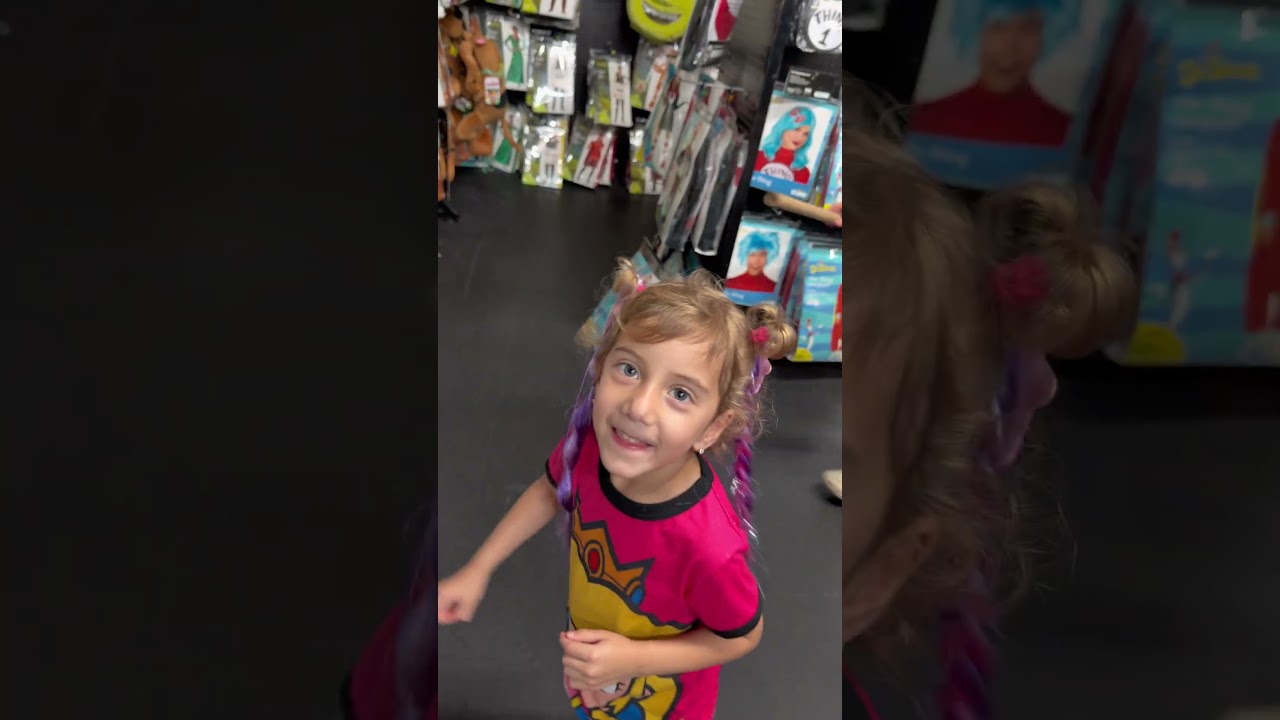 En la tienda de disfraces 😳😱 #vlogfamiliar #vlog #halloween #momlife