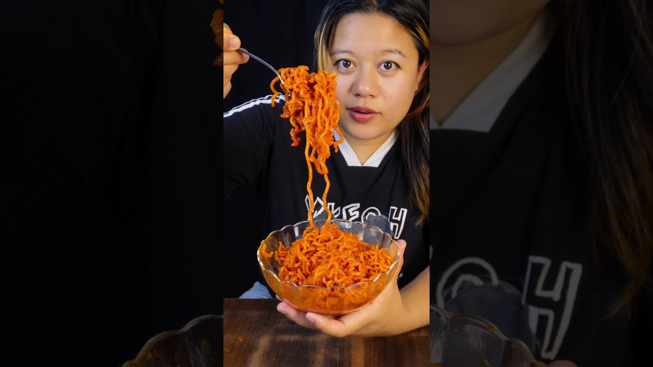 throwing everything in dustbin after 3 bites #mukbangpari #eating #spicy #spicynoodles