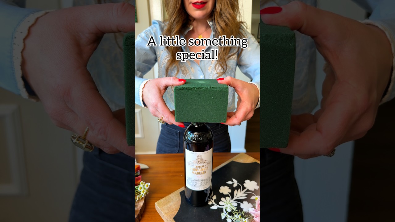 Beautiful Autumn floral + wine gift idea! 💐