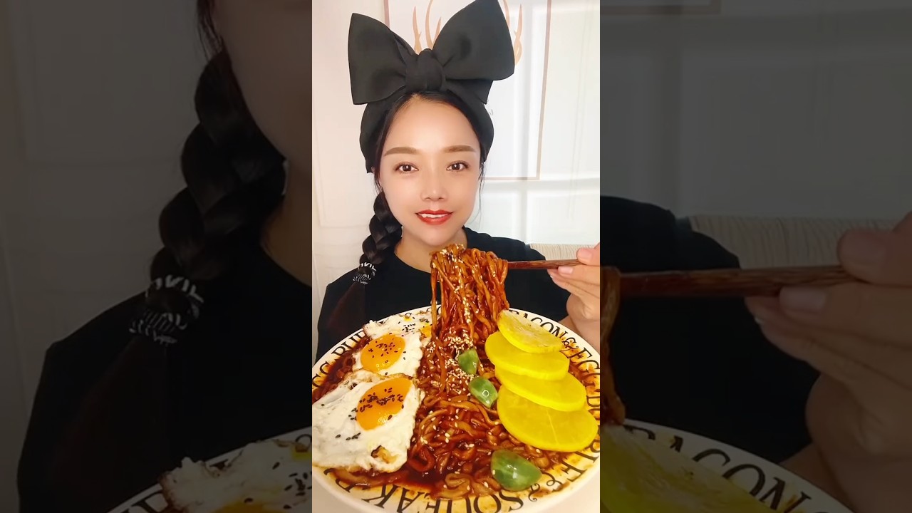 extreme spicy ramen noodles mukbang egg #asmr #eating #noodles