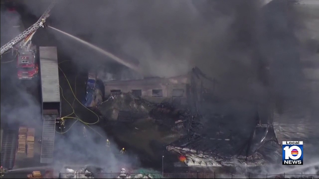 Massive blaze engulfs commercial building in California
