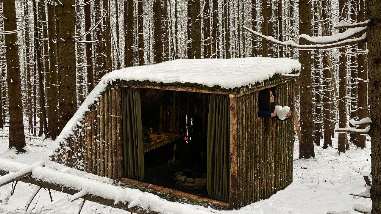 Moss roof Cabin under Snowstorm Woods │ SAMOVAR │Winter Bushcraft Camp