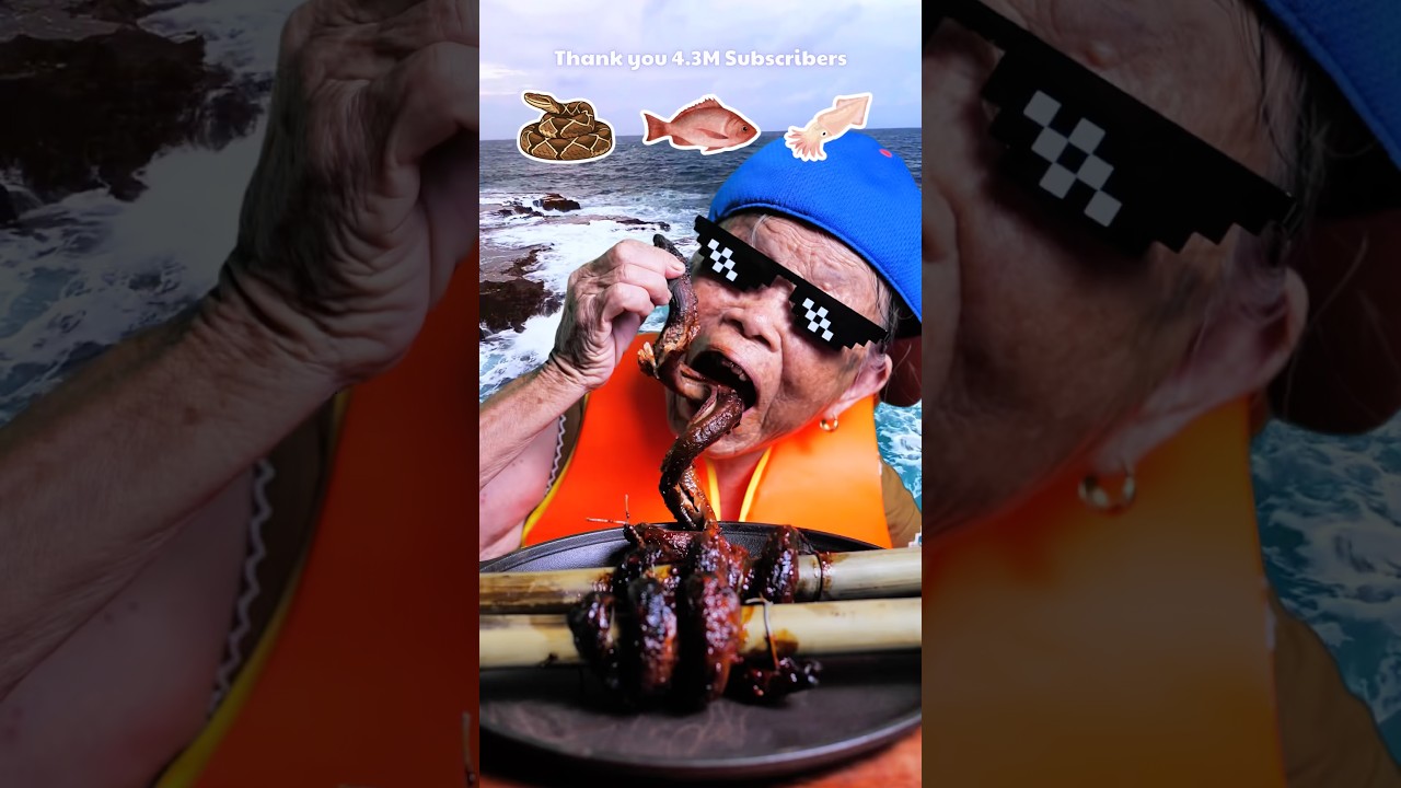 Beach Mukbang Check! 🦀🏖️🦑 #asmr #food #mukbang