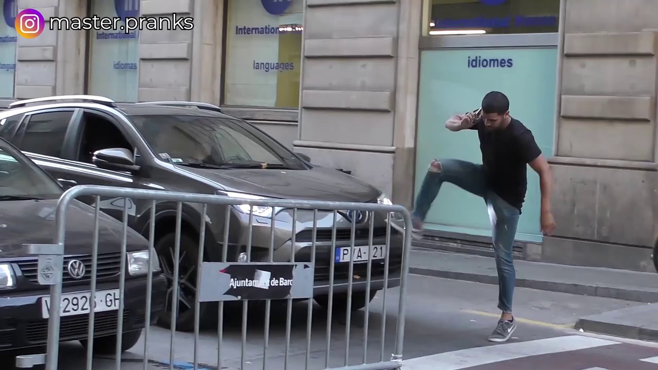 Escenas eliminadas - Obstáculo invisible frente a los coches