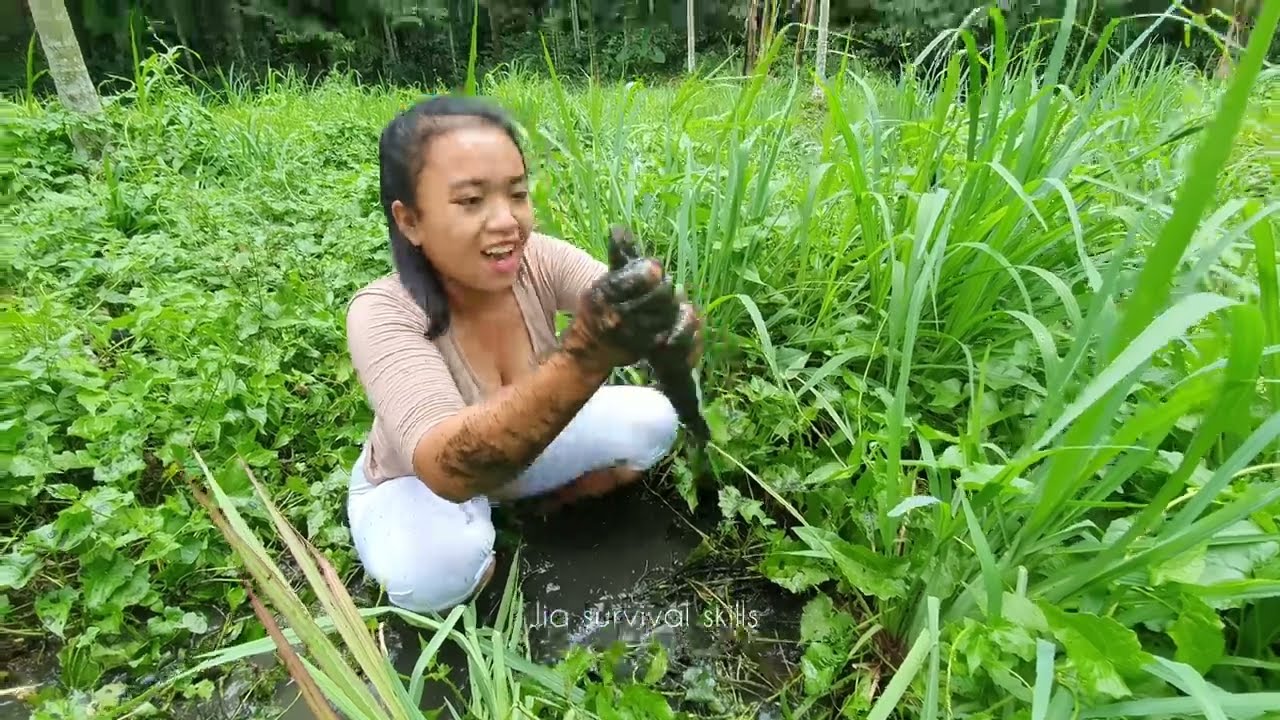 Cari ikan di rawa yang mulai surut dapat ikan langsung di bakar | fishing mania