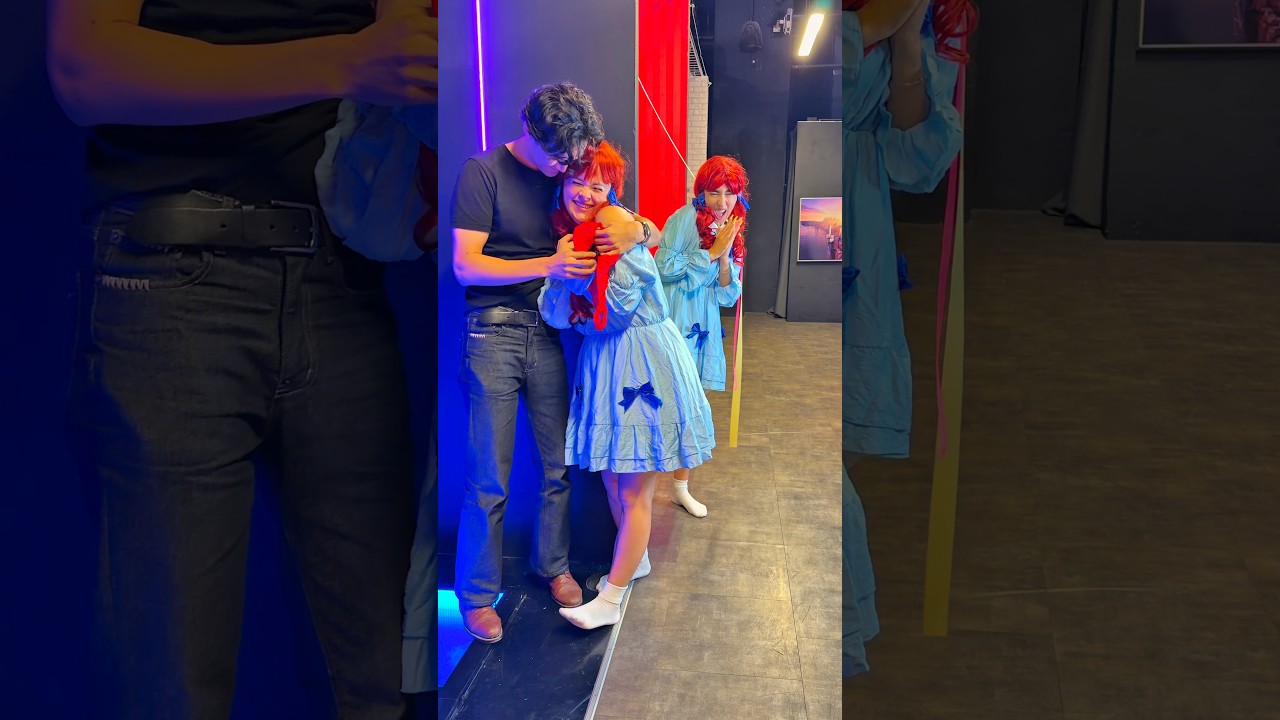 An unusual way to get to know someone…😮🤭 #pranks #poppyplaytime #twins
