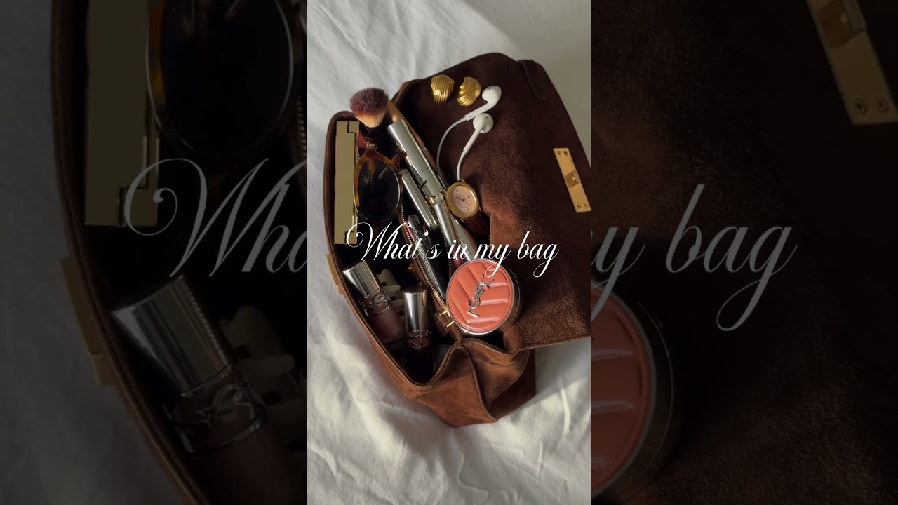 What’s in my bag → the autumn essentials #whatsinmybag #girlythings #pinterestaesthetic #essentials