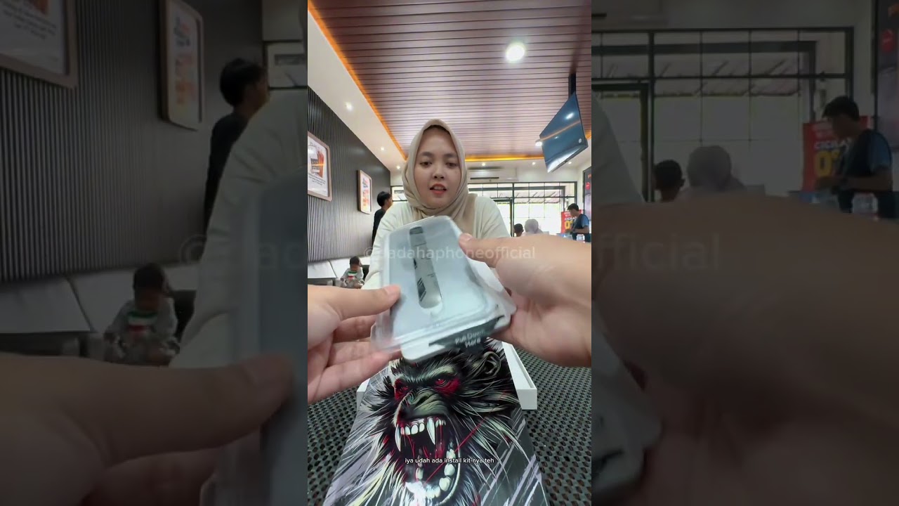 Biar iPhonemu lebih aman, pake tempered glass ini yaa 👌 Buat yang mau, nanti linknya gue kirim yaa!