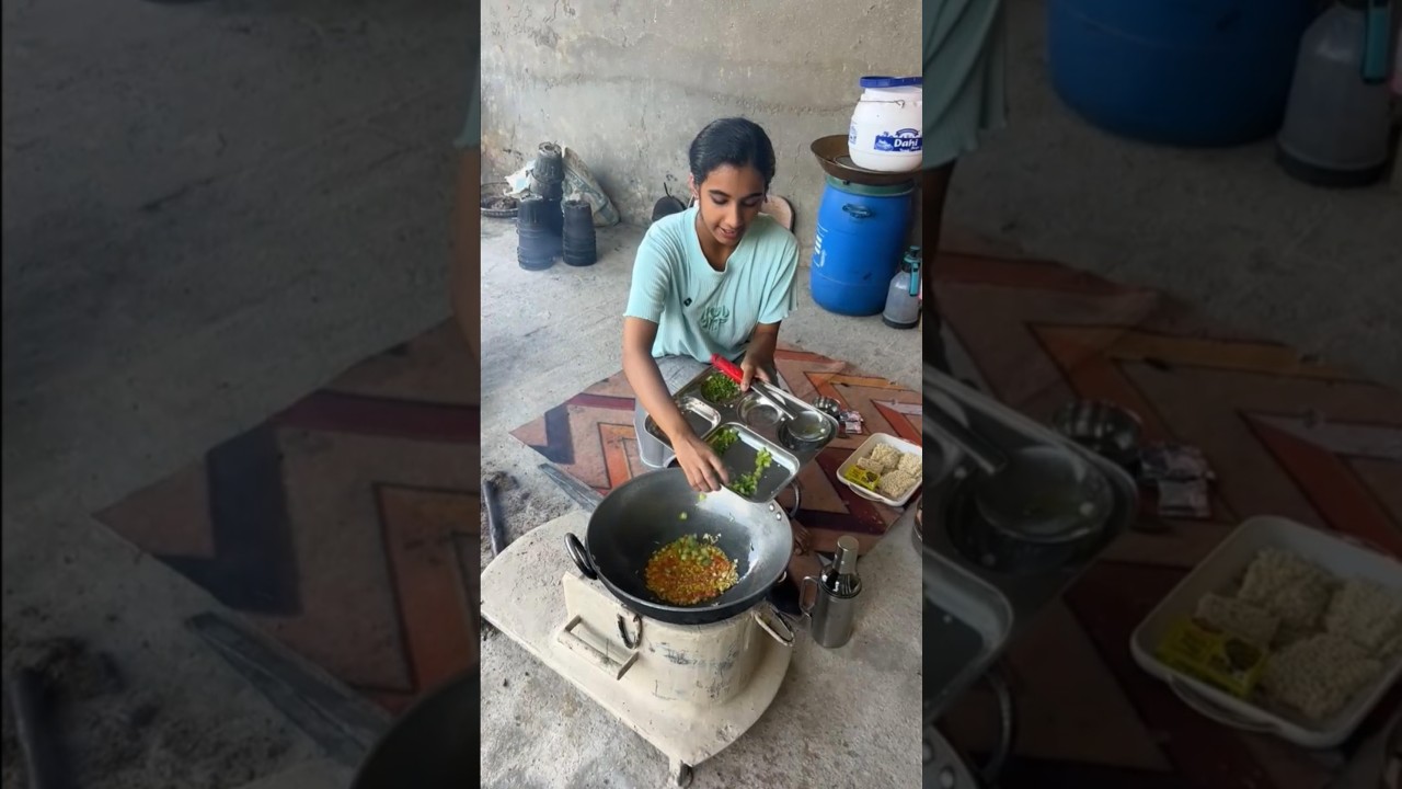 Sunday Party Me Desi Chulhe wali Maggie #cooking #food #shorts #family #villagekitchen