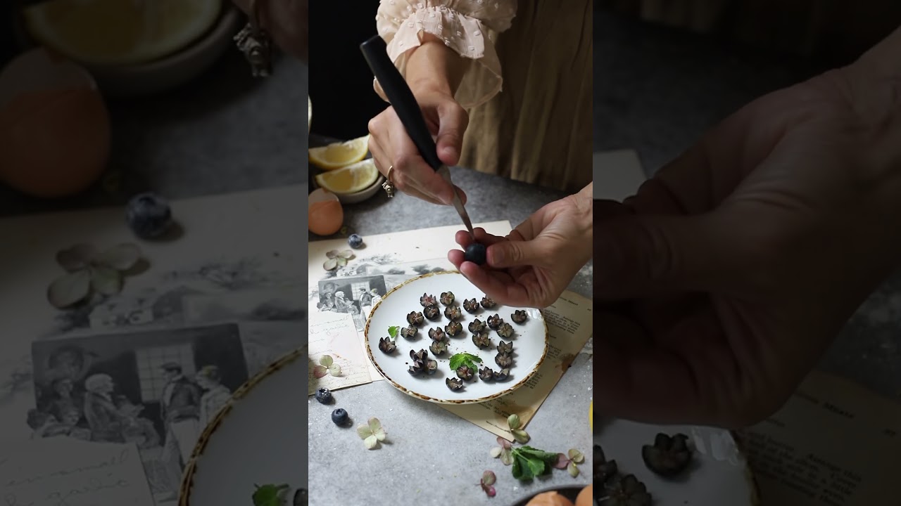 Making blueberry flowers to decorate a cake 🫐 #food
