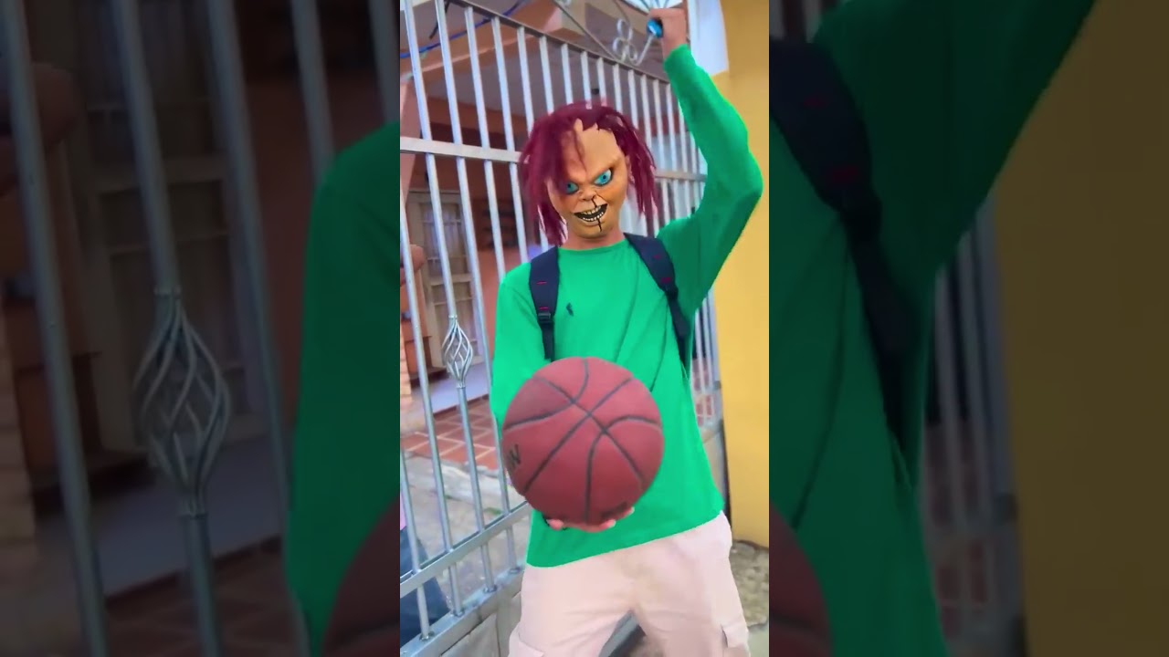 No le dejes tu balon a Chucky!