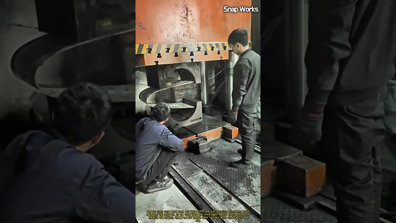 초고압 프레스로 두꺼운 강판을 원형 파이프로 성형하는 기술 #worker #process #manufacturing #machinery #iron