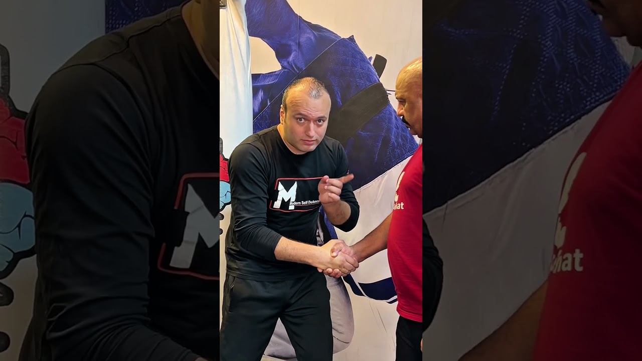 الخروج من المصافحة العنيفة 🤝 #فنون_قتالية #قتالات #mma #selfdefense #boxing
