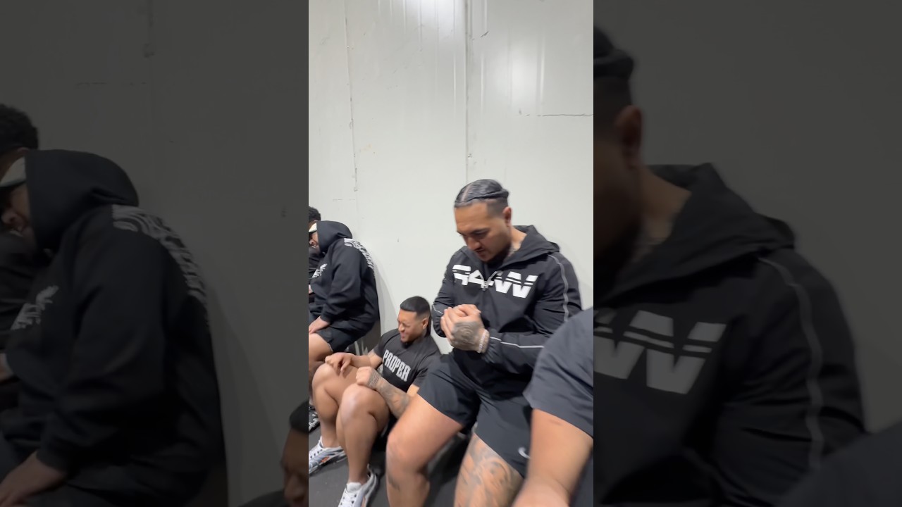 Cheater 😂 #wallsit #fitness #gym #comedy