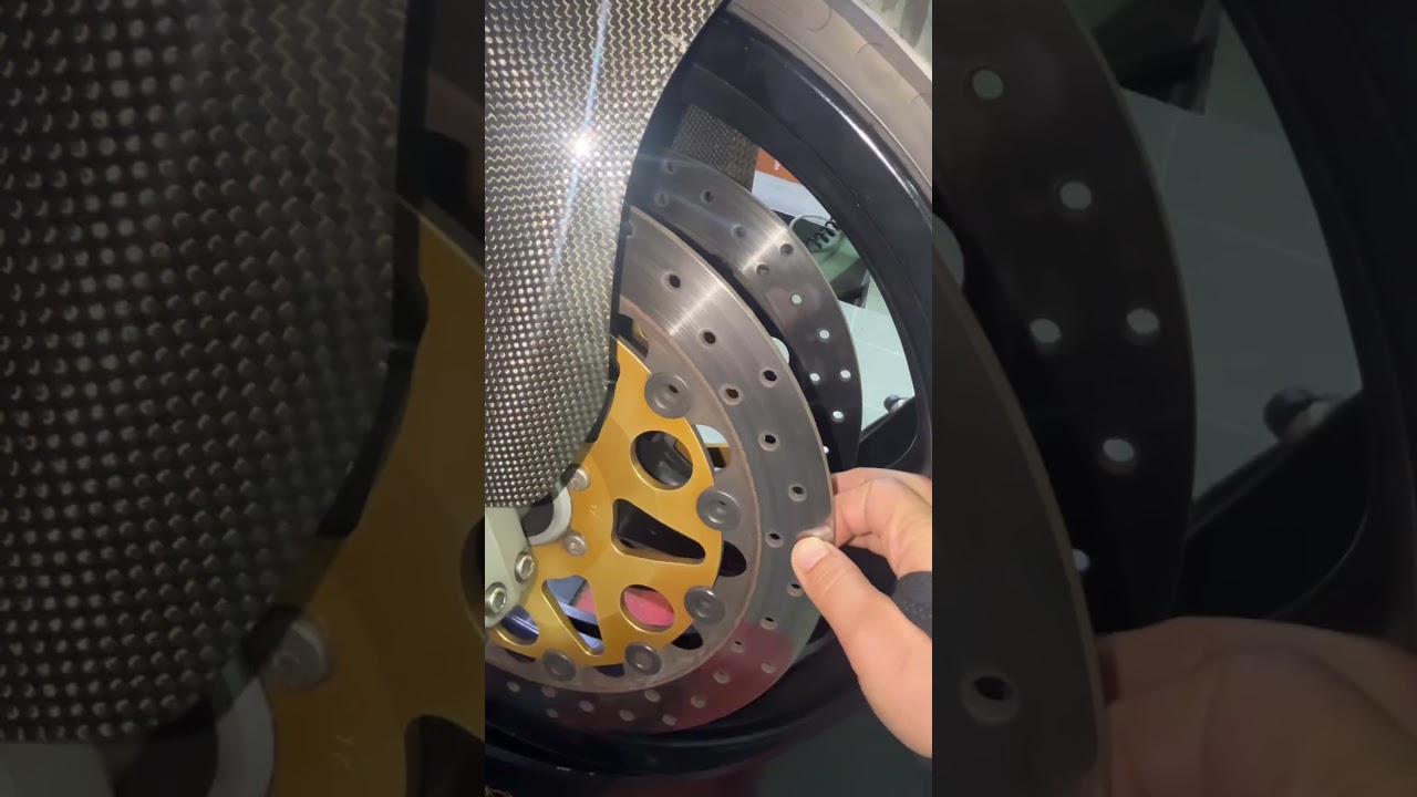 Brake disc differences #ducati #mechanic #moto #motard