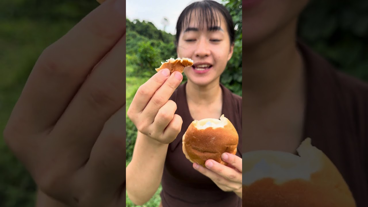 How to tear open the bread to eat it #bushcraft #subscribers #shorts