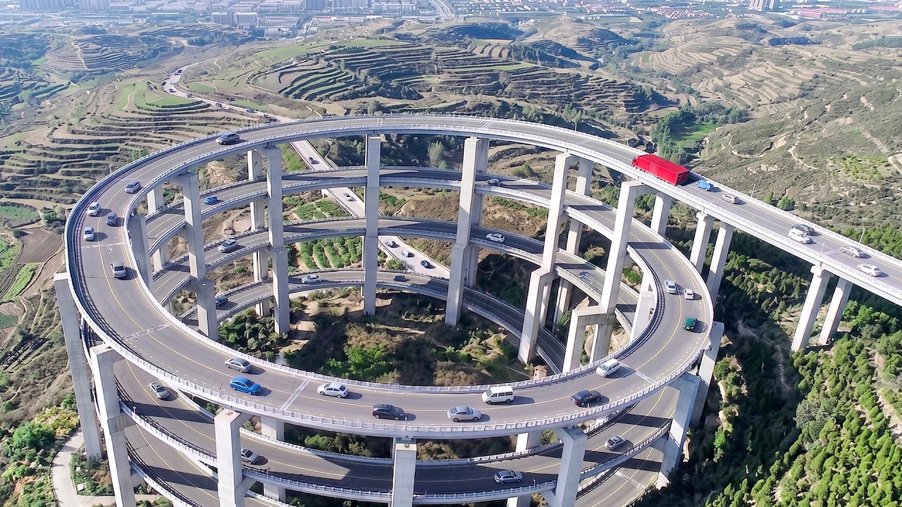Crazy Ride on China’s Highest Mountain Highway