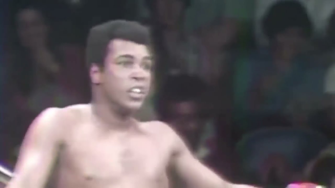 イスラエル・アデサンヤがモハメド・アリの動きを試みる