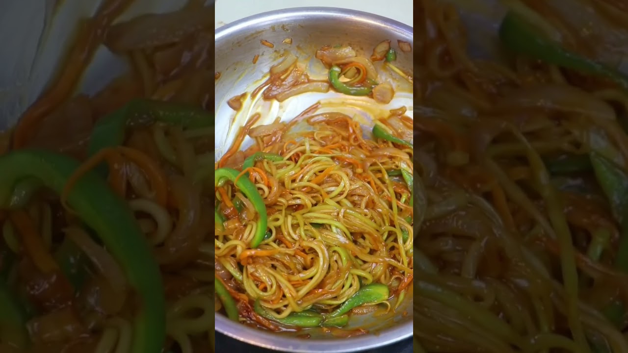 लौकी से बनाएं स्वादिष्ट नूडल्स। #recipe #cooking #youtubeshorts #shorts #youtube #viral