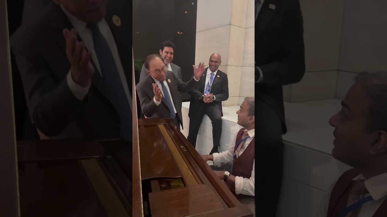 Malaysian Prime Minister Sings Bollywood Songs