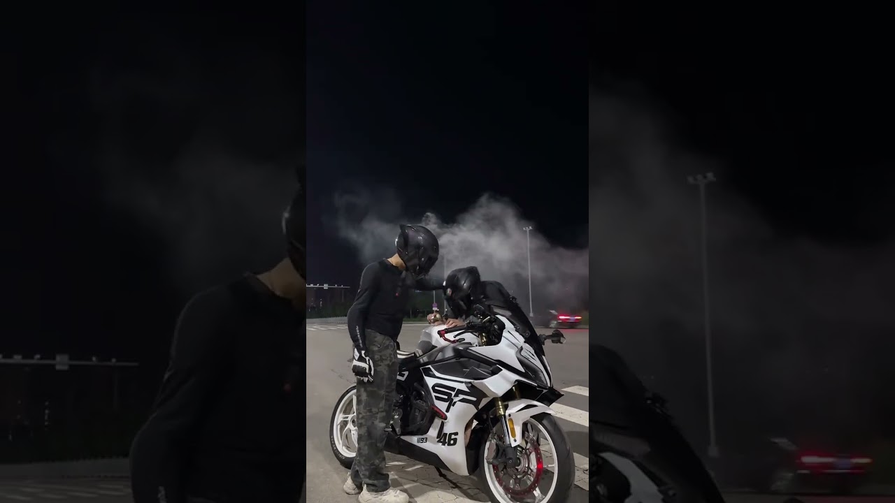 Driver: These two's CPUs burned out.#PasserbyPerspective#HelmetSmoking#BehindTheScenes#MotorcycleMan