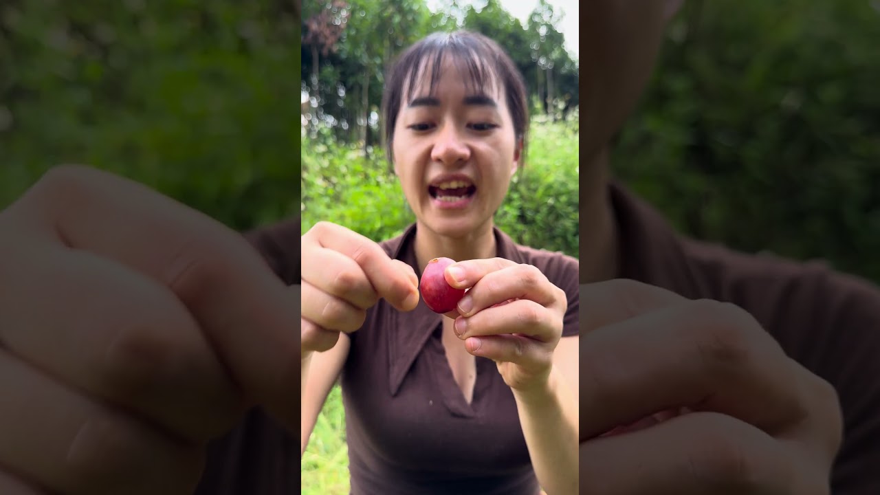 You have to peel grapes when eating them #bushcraft #survival #shorts