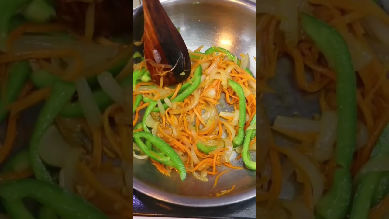 लौकी से बनाएं बहुत ही चटपटा नूडल्स हेल्दी भी और टेस्टी भी। #shorts #youtubeshorts #cooking #recipe