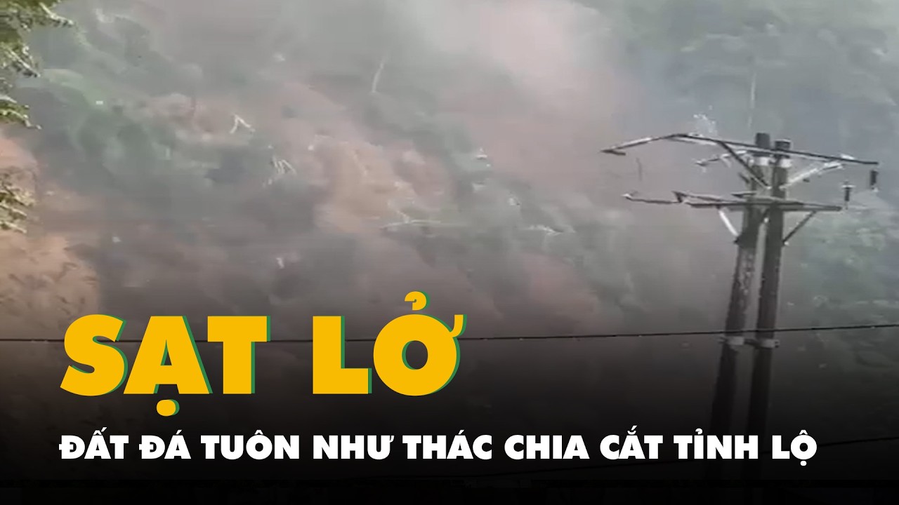 Khoảnh khắc sạt lở núi, đất đá tuôn như thác chia cắt tỉnh lộ 543C ở Nghệ An