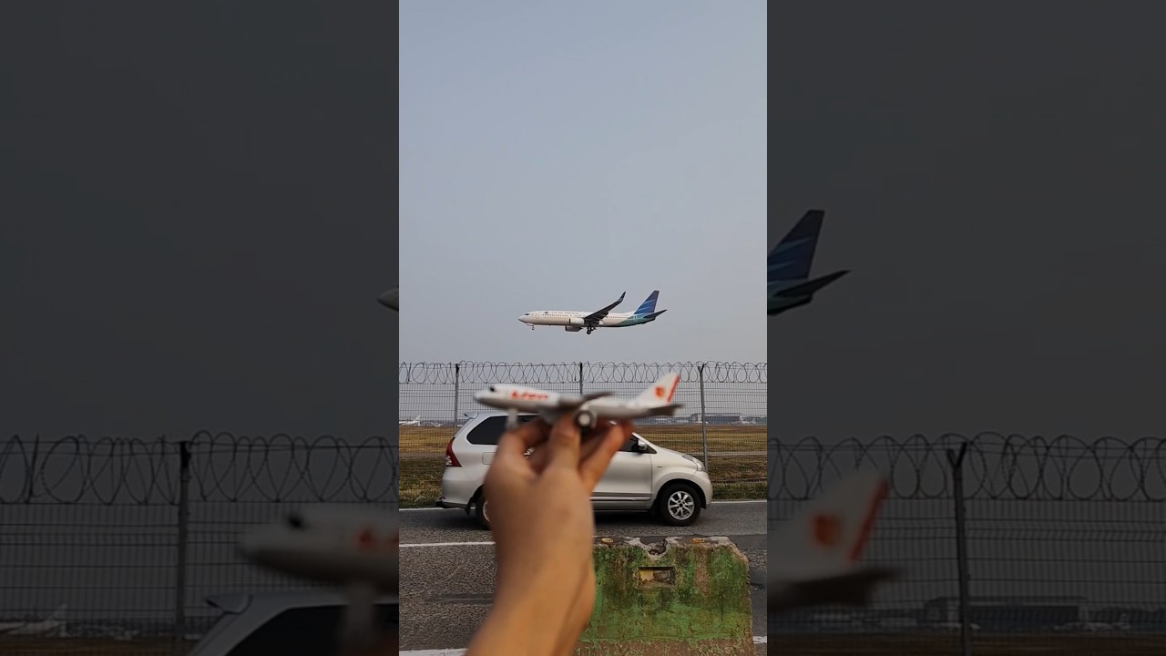 PESAWAT MELINTAS 80 ‼️ Wadidaw... Pesawat Garuda Indonesia mau mendarat #garudaindonesia