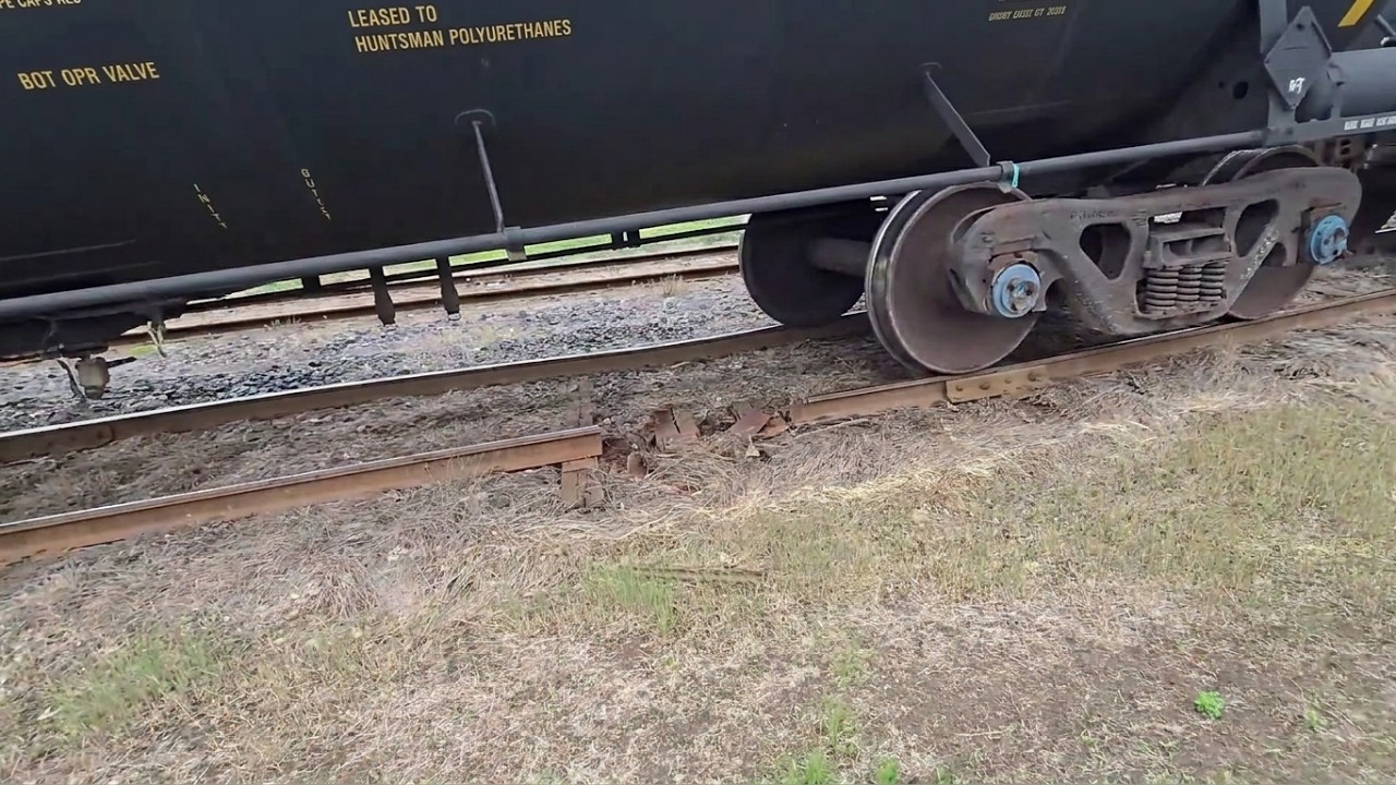 Train Crossed Over SHATTERED, MISSING RAIL Before I Could Stop Them!