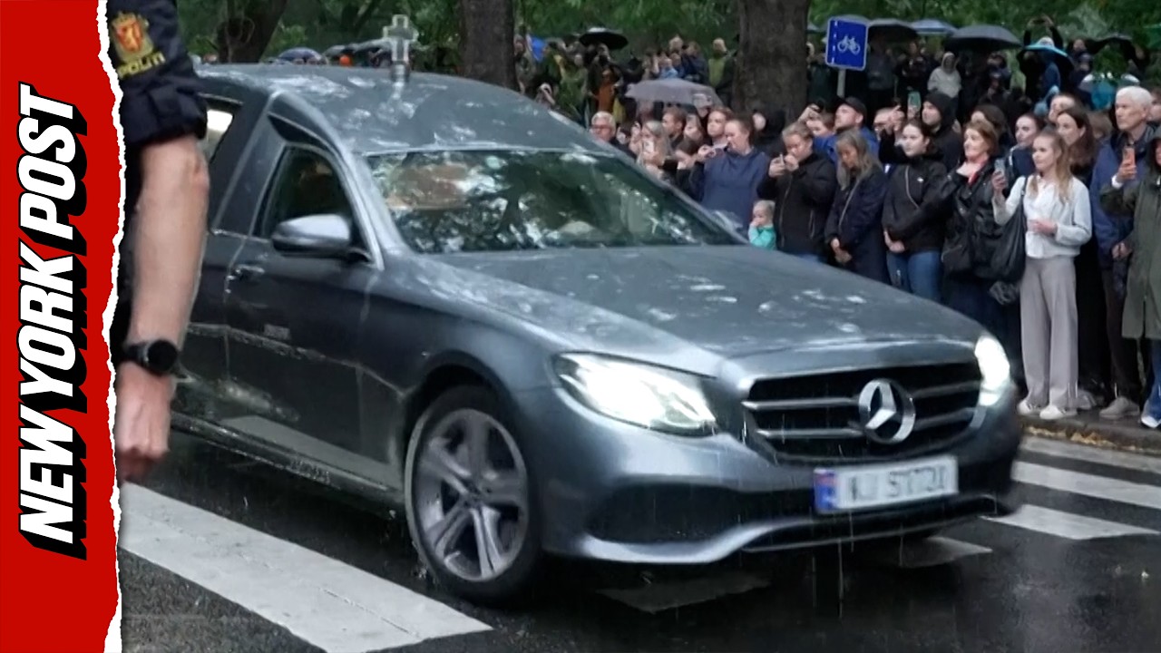 Hundreds of Norwegians Brave Heavy Rain as King Harald’s Casket is Transported to Royal Palace