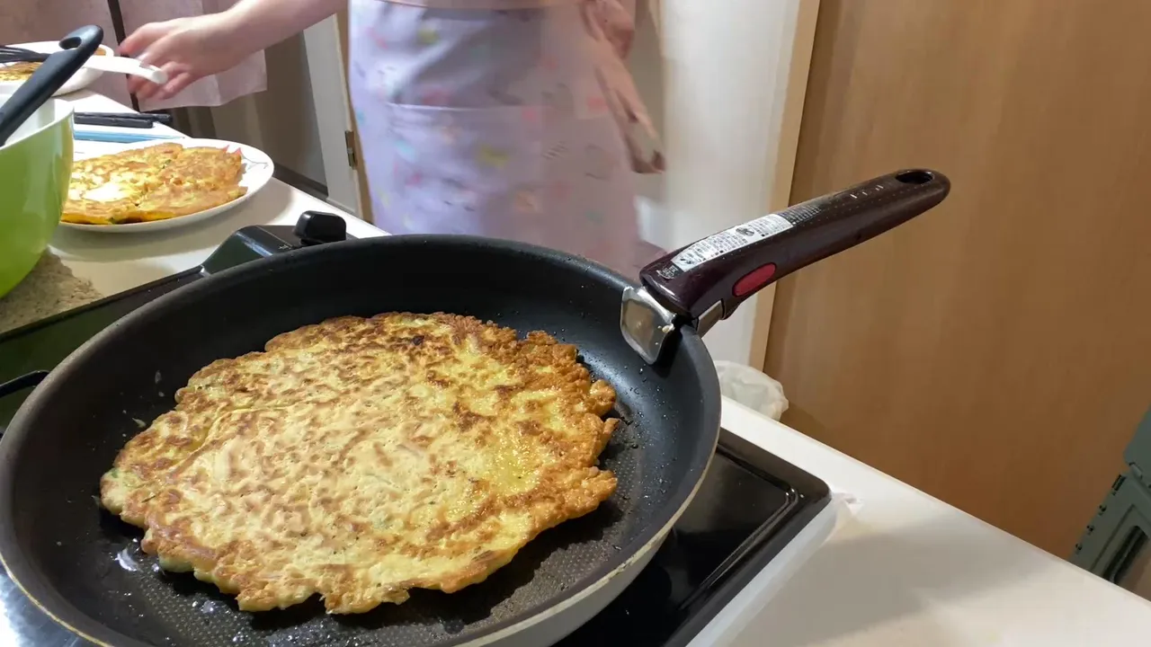 【えぐみーず】アイロンしてからご飯作って食べる