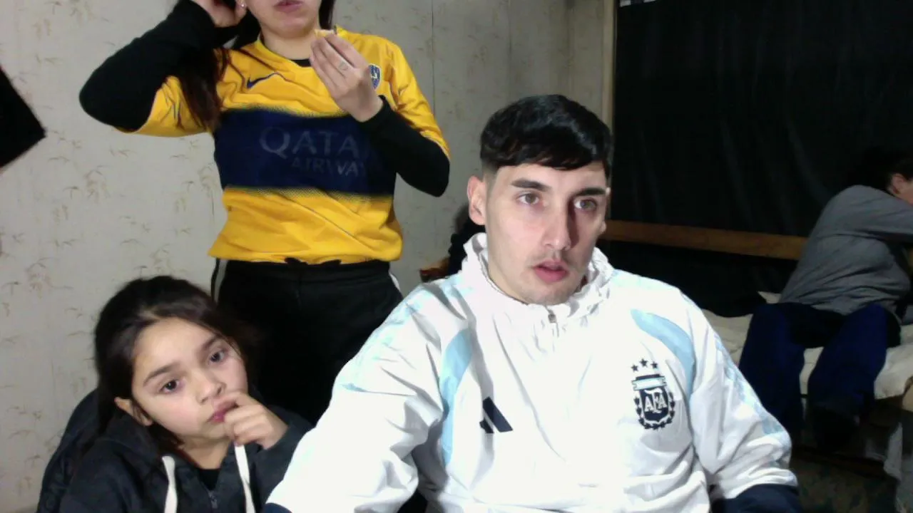 MARTES Y NO 13 , HAY INVITADOS !!!! HOY JUGAMOS A PREGUNTAS Y RESPUESTAS CON EL CHAT + REACCION A ARTISTAS + OME TV PARA CERRAR DALEEEEEE