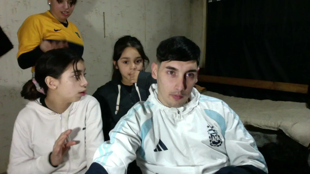 MARTES Y NO 13 , HAY INVITADOS !!!! HOY JUGAMOS A PREGUNTAS Y RESPUESTAS CON EL CHAT + REACCION A ARTISTAS + OME TV PARA CERRAR DALEEEEEE