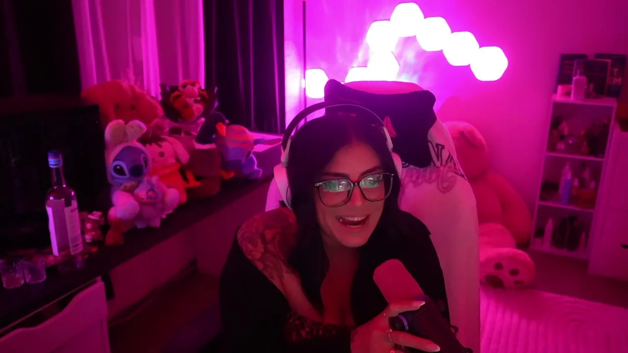 UHMMM YOU YEAH YOU COME SAY HI PLEASE *CAUTION STREAM MAY CAUSE SEIZURES*